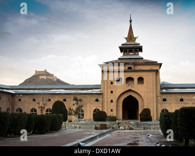 India, Kashmir Srinagar città, torre di legno e la guglia della storica Jamia Masjid moschea, con fort Foto Stock