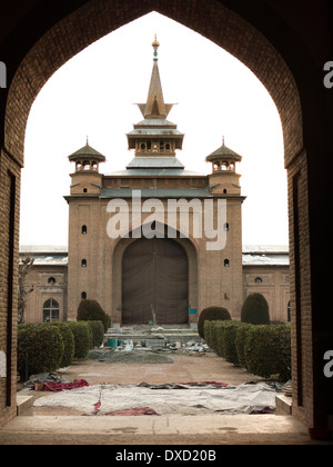 India, Kashmir Srinagar città, torre di legno e la guglia della storica Jamia Masjid moschea Foto Stock