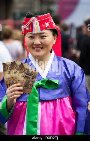 Attori dalla Korean Modl Theatre Company a promuovere le loro prestazioni in Edinburgh Royal Mile durante la frangia di Edinburgh Foto Stock