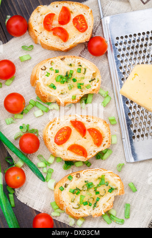 Bruschetta con pomodorini e scalogno Foto Stock