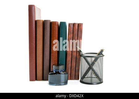 Business still-life con gli organizzatori di penne e inchiostro isolato su uno sfondo bianco Foto Stock