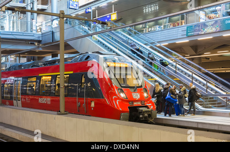 Nella stazione ferroviaria centrale di Berlino Hauptbahnhof, Germania, Europa Foto Stock