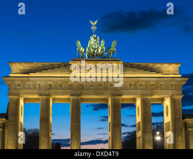 La Porta di Brandeburgo, Berlino, Germania, Europa al crepuscolo Foto Stock