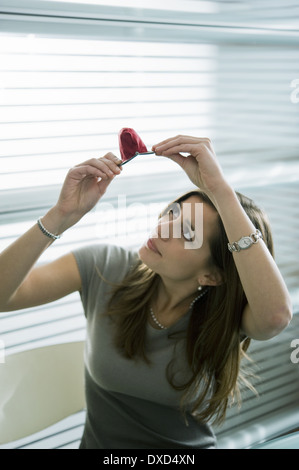 Professional donna che guarda la borsa vuota Foto Stock