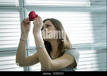 Professional donna che guarda la borsa vuota Foto Stock