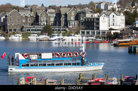 Lago di Windermere, Cumbria, Regno Unito. Il 24 marzo 2014. Cielo blu e giornata di sole mentre Silverholme crociera i passeggeri che arrivano a Bowness on Windermere. Credito: Gordon Shoosmith/Alamy Live News Foto Stock