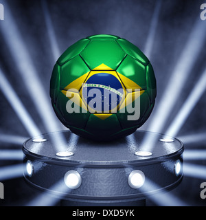 Pallone da calcio con la bandiera brasiliana sul display con faretti Foto Stock