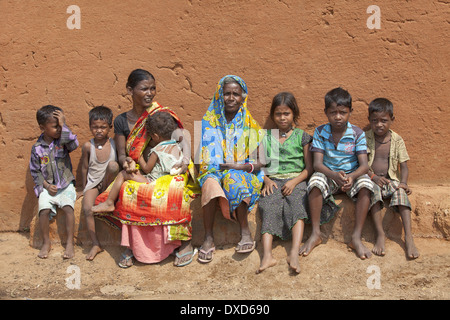 Donne tribali e i bambini godere il tempo libero. Tribù Santhal. Villaggio Jarkatand, Bokaro distretto, nello stato del Jharkhand Foto Stock