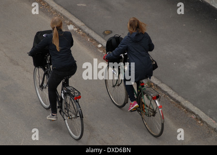 Due donne in bicicletta, in bicicletta in salita. Foto Stock