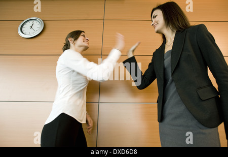 Imprenditrici facendo alta cinque Foto Stock