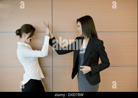 Imprenditrici facendo alta cinque Foto Stock