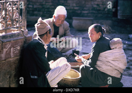 Donna con bambino e due uomini, Nepal, 1969 Foto Stock