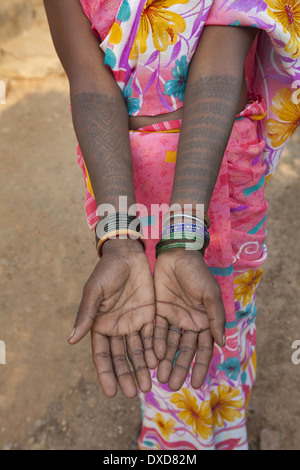 Tatuaggi dipinti sui bracci di una donna tribale. Tribù Santhal. Villaggio Jarkatand, Bokaro distretto, nello stato del Jharkhand Foto Stock