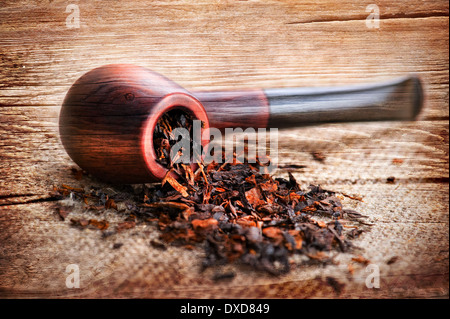 Tubo di fumo e tabacco sulla tela di lino sfondo Foto Stock