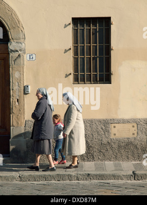 In un tiepido marzo mattina a Firenze due monache vai a fare una passeggiata con un giovane bambino Foto Stock