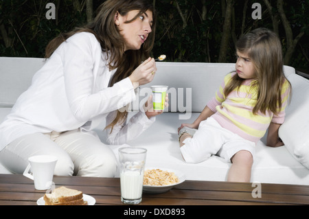 Giovane donna e bambina avente la colazione all aperto Foto Stock