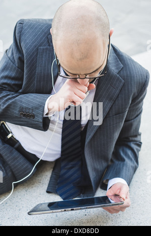 Elegante di successo imprenditore di moda utilizzando tablet nel quartiere degli affari Foto Stock