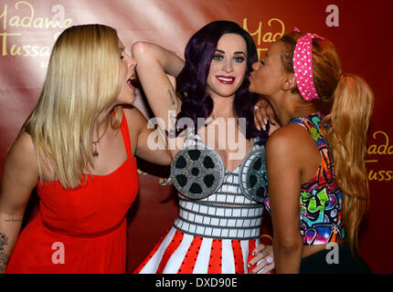 Berlino, Germania. 24 Mar, 2014. Ex Queensberry cantanti Leonore 'Leo' Bartsch (L) e Gabriella 'Gabby' De Almeida Rinne pongono accanto alla nuova cera figura di noi la pop star Katy Perry al Madame Tussauds a Berlino, Germania, 24 marzo 2014. Foto: Jens KALAENE/DPA/Alamy Live News Foto Stock