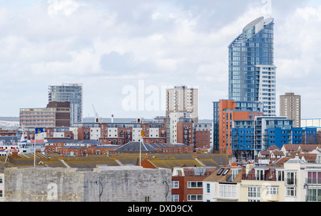 Gunwharf Quays grattacielo e altri edifici a Portsmouth, Hampshire, Inghilterra, Regno Unito. Foto Stock