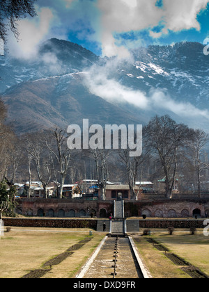 India, Kashmir Srinagar, Nishat Bagh, giardino di gioia con innevate montagne Zabarwan Foto Stock