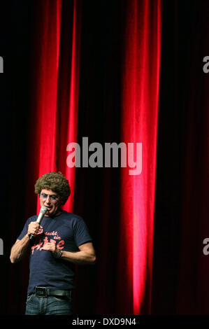 (140316) --Monchengladbach, 16 marzo 2014 (Xinhua) -- 'Atze Schroeder' esegue in Monchengladbach, Germania, 15 marzo 2014. Atze Schroeder è una famosa commedia tedesco carattere. (Xinhua/Luo Huanhuan) Foto Stock