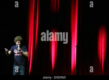 (140316) --Monchengladbach, 16 marzo 2014 (Xinhua) -- 'Atze Schroeder' esegue in Monchengladbach, Germania, 15 marzo 2014. Atze Schroeder è una famosa commedia tedesco carattere. (Xinhua/Luo Huanhuan) Foto Stock