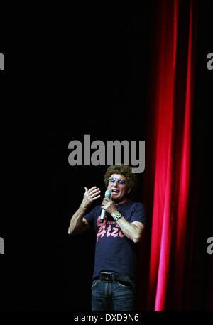 (140316) --Monchengladbach, 16 marzo 2014 (Xinhua) -- 'Atze Schroeder' esegue in Monchengladbach, Germania, 15 marzo 2014. Atze Schroeder è una famosa commedia tedesco carattere. (Xinhua/Luo Huanhuan) Foto Stock