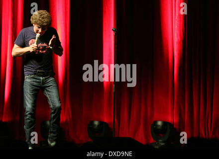 (140316) --Monchengladbach, 16 marzo 2014 (Xinhua) -- 'Atze Schroeder' esegue in Monchengladbach, Germania, 15 marzo 2014. Atze Schroeder è una famosa commedia tedesco carattere. (Xinhua/Luo Huanhuan) Foto Stock