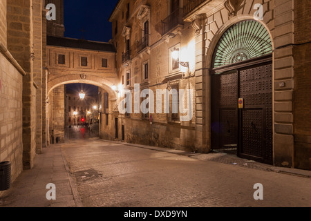 Crepuscolo presso calle Arco de Palacio vicino alla cattedrale primaziale di Toledo, Spagna. Foto Stock