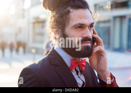 Elegante Elegante dreadlocks imprenditore nel panorama aziendale Foto Stock