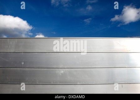 Barriere antiesondazione contro un cielo blu, Bewdley, Worcestershire, England, Regno Unito Foto Stock