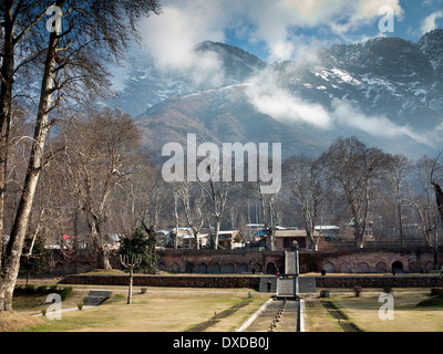 India, Kashmir Srinagar, Nishat Bagh, giardino di gioia con innevate montagne Zabarwan Foto Stock