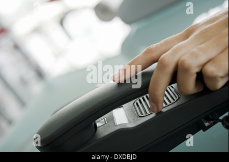 Primo piano della donna di mano sul telefono Foto Stock
