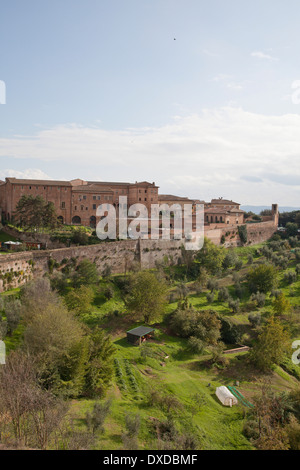 Ammira le mura della città di Siena, Toscana e Italia fino alle verdi colline della campagna toscana. Foto Stock