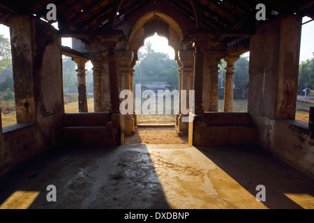 Interno del Manthiri Manai mansion rovine a Jaffna, Sri Lanka Foto Stock