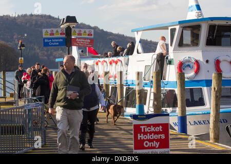 Lago di Windermere, Cumbria, Regno Unito. Il 24 marzo 2014. I turisti fanno la maggior parte del cielo azzurro e sole e godetevi le gite in barca sul Lago di Windermere. Credito: Gordon Shoosmith/Alamy Live News Foto Stock