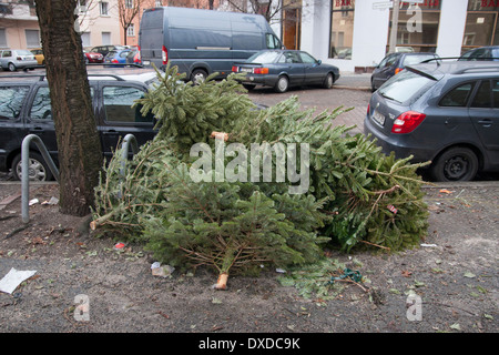 Abbandonati gli alberi di Natale a Berlino, Germania. Foto Stock