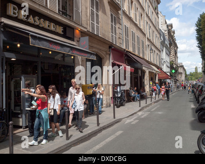I turisti per chiedere indicazioni in strada settimo arrondissement di Parigi Francia vicino al Museo d' Orsay Foto Stock