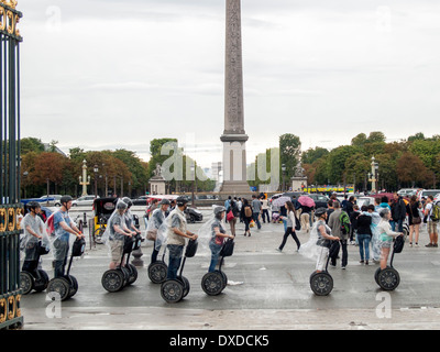 Parigi, Francia. I turisti in Segway Tour in pioggia a Jardin des Tuileries e Place de la Concorde Foto Stock