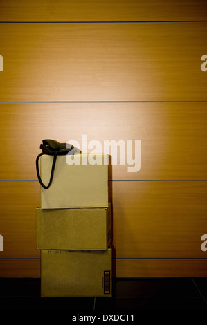 Telefono su scatole di cartone in office Foto Stock