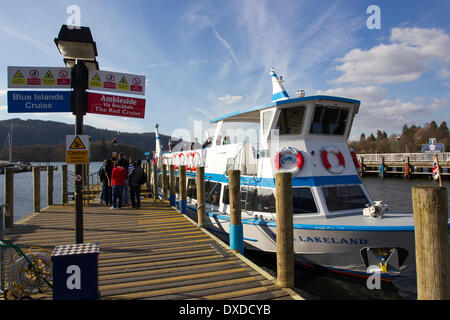 Lago di Windermere, Cumbria, Regno Unito. Il 24 marzo 2014. I turisti fanno la maggior parte del cielo azzurro e sole e godetevi le gite in barca sul Lago di Windermere. Credito: Gordon Shoosmith/Alamy Live News Foto Stock