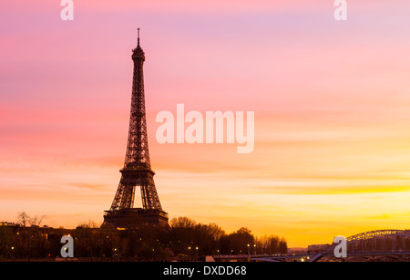 La Torre Eiffel al tramonto con spazio sulla destra per spazio di copia Foto Stock