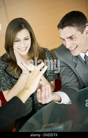 Paio di chiavi di ricezione dalla mano femminile Foto Stock