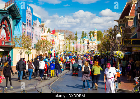 Anaheim, California, Stati Uniti d'America - 4 Febbraio 2014: Disneyland strada principale è molto affollato come il Parco apre e persone immettere. Foto Stock