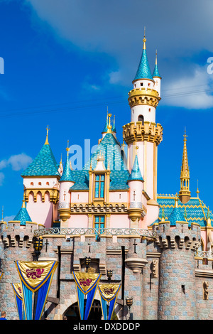 Anaheim, California, Stati Uniti d'America - 4 Febbraio 2014: Disneyland castello rosa è diventato un iconico punto di riferimento che rappresenta il parco Disney. Foto Stock