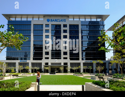 Barclays Bank sede presso Piazza Emaar in business e fulcro finanziario presso il centro cittadino di Dubai Emirati Arabi Uniti Foto Stock