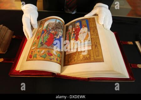 Mainz, Germania. 24 Mar, 2014. Un uomo leafs attraverso le pagine del facsimile di 'Brevarium Grimani' alla mostra i principi della Chiesa, arte patroni di Codices a Martinus Libreria in Mainz, Germania, 24 marzo 2014. La mostra va dal 25 marzo al 25 Aprile e si esibiscono vero per le copie originali del cosiddetto 'Brevarium Grimani', che è cosidered un capolavoro della scuola Ghent-Bruges di libro di pittura e quale è stato il Libro di Preghiere di Alberto di Magonza. Foto: FREDRIK VON ERICHSEN/DPA/Alamy Live News Foto Stock