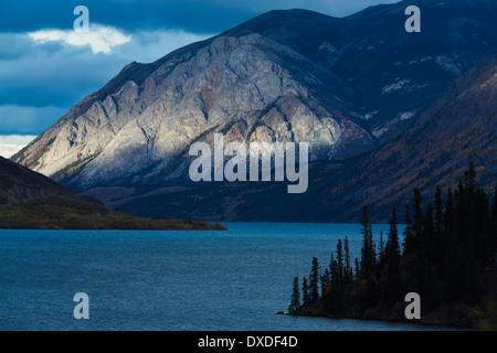 Scarpata in montagna sul lago Tagish vicino Carcross, Yukon Territori, Canada Foto Stock