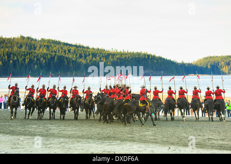 Royal Canadian polizia montata musical ride eseguita sulla spiaggia di Port Hardy, British Columbia. Foto Stock