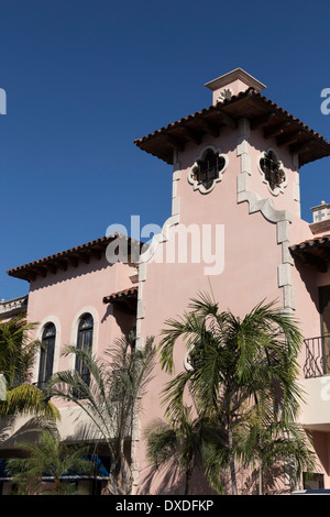 Stucco rosa spagnolo tipo di edificio e palme, Fort Lauderdale, FL, Stati Uniti d'America Foto Stock